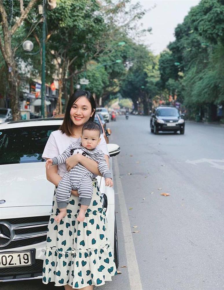 Bé 17 tháng tuổi tự xúc cháo ăn thun thút, bí kíp nằm ở phương pháp rèn con tự lập ngay từ nhỏ của bà mẹ trẻ-2