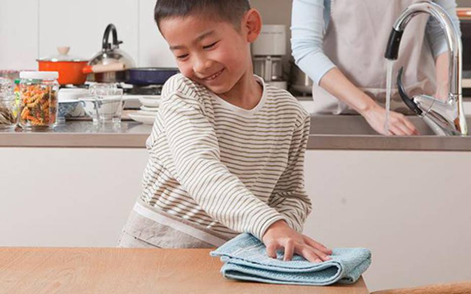 Bé 17 tháng tuổi tự xúc cháo ăn thun thút, bí kíp nằm ở phương pháp rèn con tự lập ngay từ nhỏ của bà mẹ trẻ-3