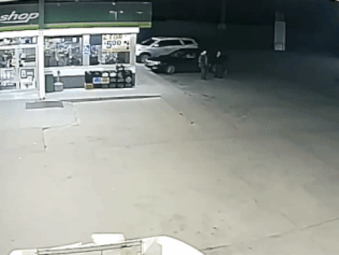 Xe bán tải chạy như say rượu trên đường-1