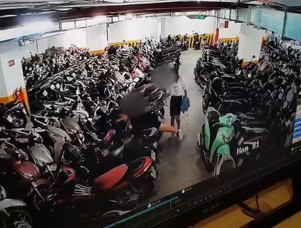 Clip: Gái xinh vừa đi vừa cười rồi nhón tay mượn mũ bảo hiểm nhanh như người yêu cũ trở mặt-1