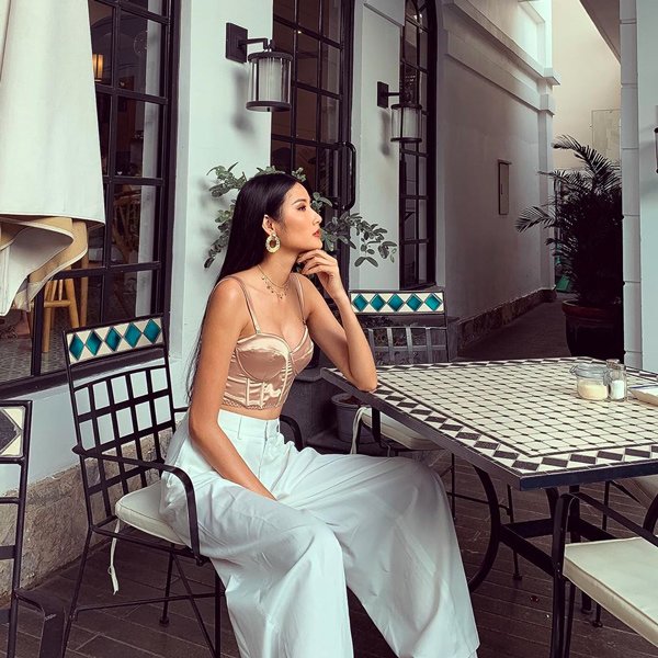 Hoàng Thuỳ khoe bụng phẳng lì và vòng một ngày càng phổng phao trước thềm MU 2019-14