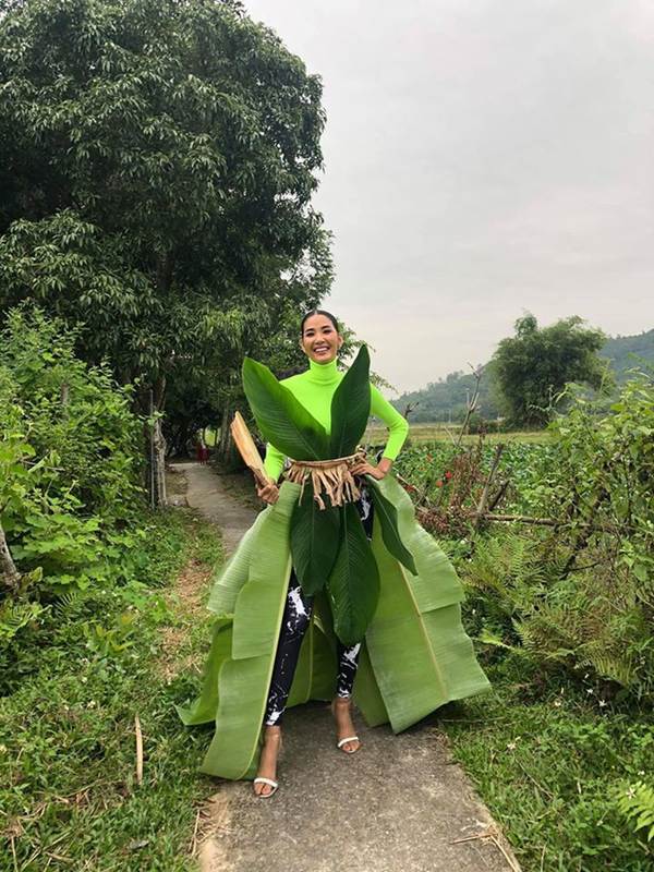 Mừng Halloween, Hoàng Thuỳ chơi lớn mặc trang phục dân tộc bằng lá chuối-1