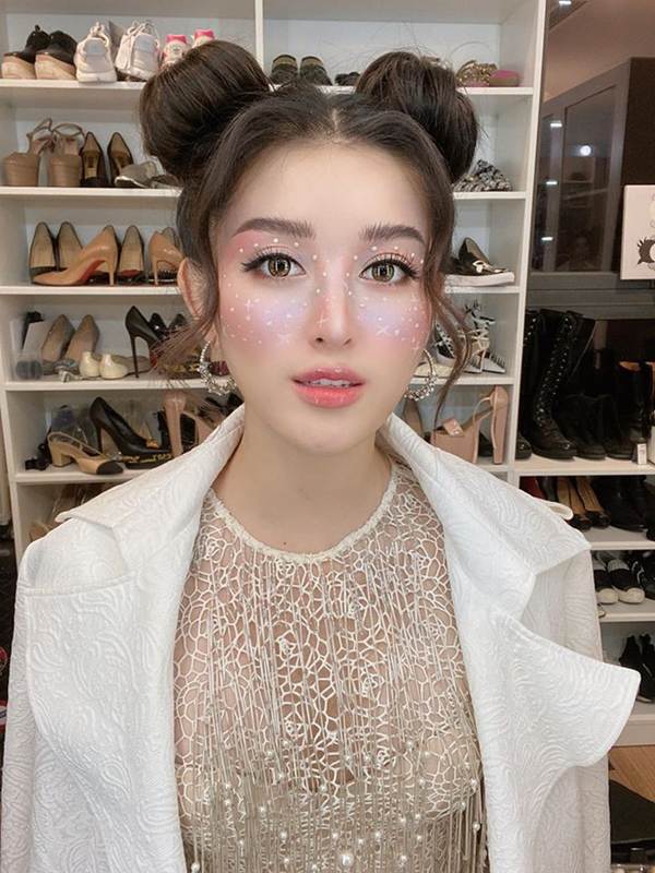 Mừng Halloween, Hoàng Thuỳ chơi lớn mặc trang phục dân tộc bằng lá chuối-2