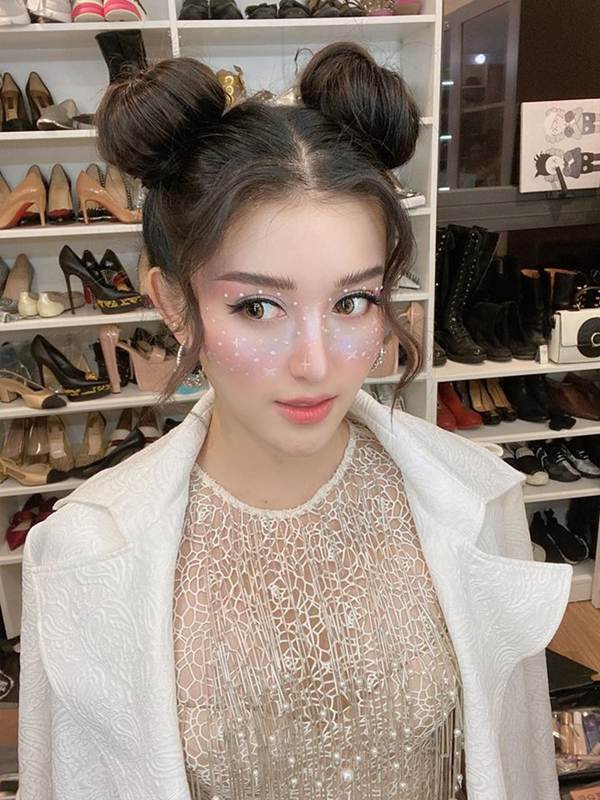 Mừng Halloween, Hoàng Thuỳ chơi lớn mặc trang phục dân tộc bằng lá chuối-3