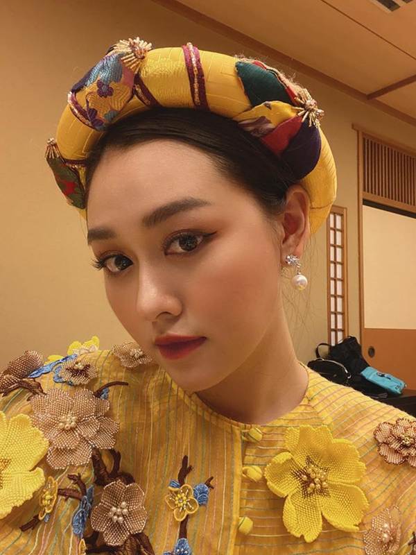 Mừng Halloween, Hoàng Thuỳ chơi lớn mặc trang phục dân tộc bằng lá chuối-11