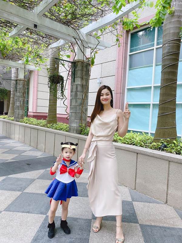 Mừng Halloween, Hoàng Thuỳ chơi lớn mặc trang phục dân tộc bằng lá chuối-12