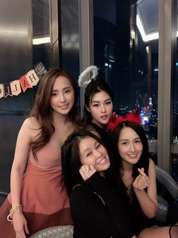 Mừng Halloween, Hoàng Thuỳ chơi lớn mặc trang phục dân tộc bằng lá chuối-7