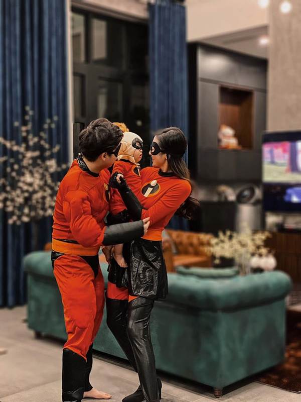 Mừng Halloween, Hoàng Thuỳ chơi lớn mặc trang phục dân tộc bằng lá chuối-8