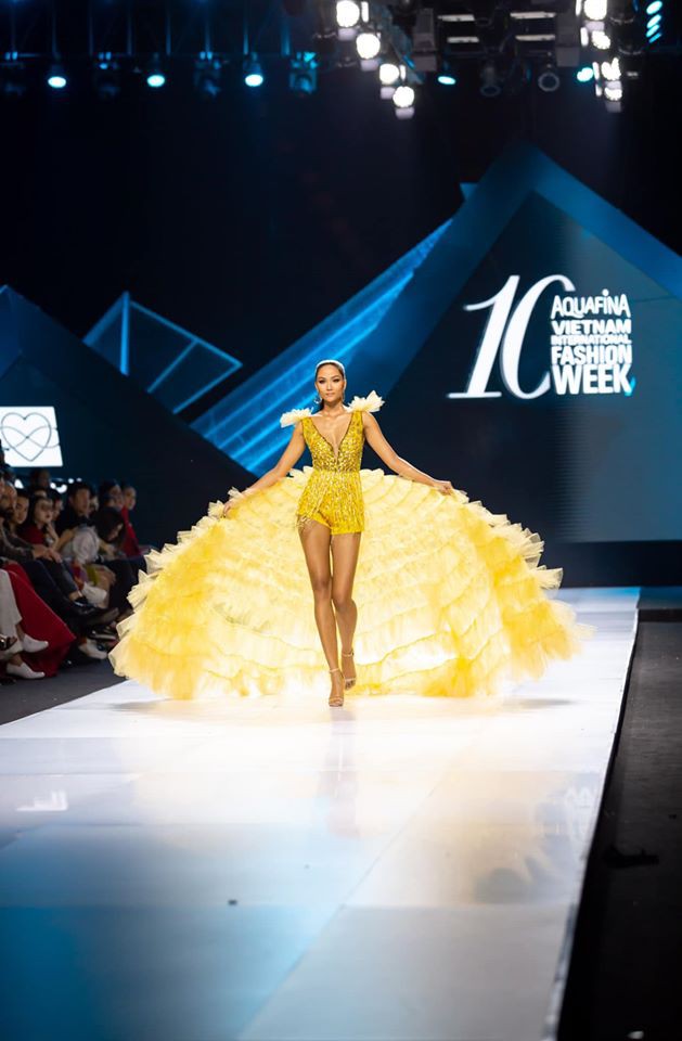 Mừng Halloween, Hoàng Thuỳ chơi lớn mặc trang phục dân tộc bằng lá chuối-13