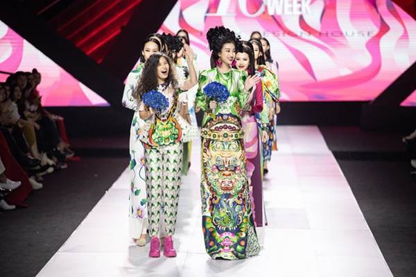 Mừng Halloween, Hoàng Thuỳ chơi lớn mặc trang phục dân tộc bằng lá chuối-16