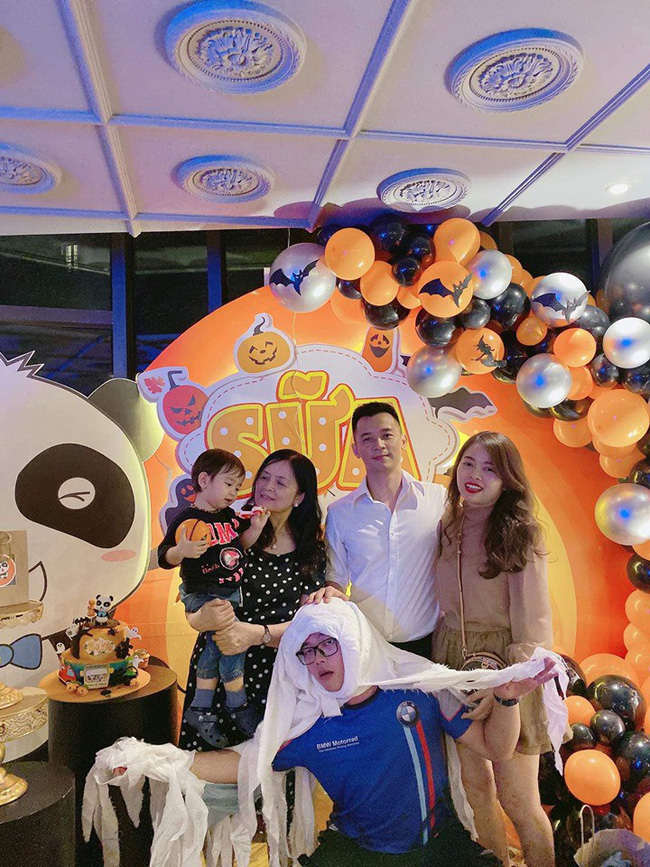 Sướng như Sữa chủ tịch nhà Hằng Túi: Tiệc sinh nhật thêm combo tiệc Halloween, bố mẹ bao hẳn nhà hàng cho cậu ấm đón tuổi lên 2-1