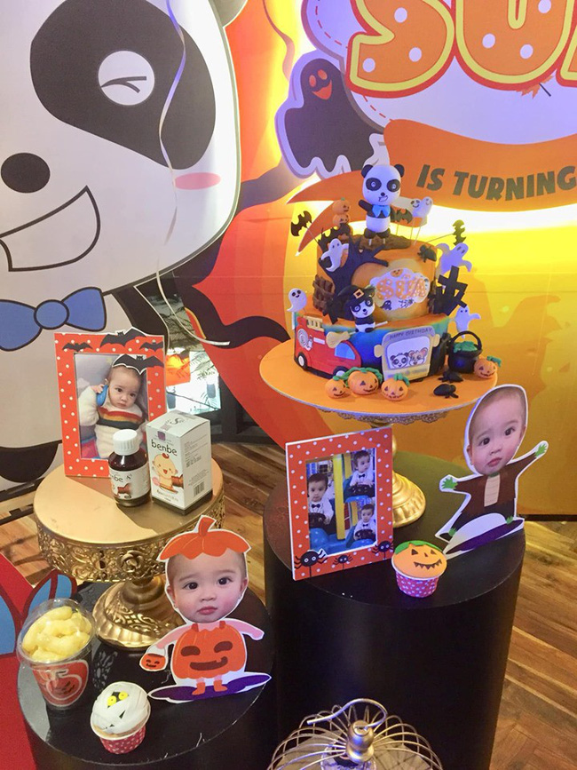 Sướng như Sữa chủ tịch nhà Hằng Túi: Tiệc sinh nhật thêm combo tiệc Halloween, bố mẹ bao hẳn nhà hàng cho cậu ấm đón tuổi lên 2-3