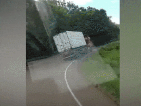 Tài xế xử lý khéo léo, xe container thoát đổ nghiêng khi vào cua