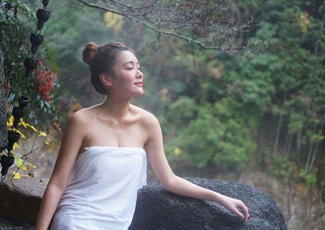 Nữ MC chuyên mặc bikini dẫn sóng gây sốt xứ Cảng thơm-6