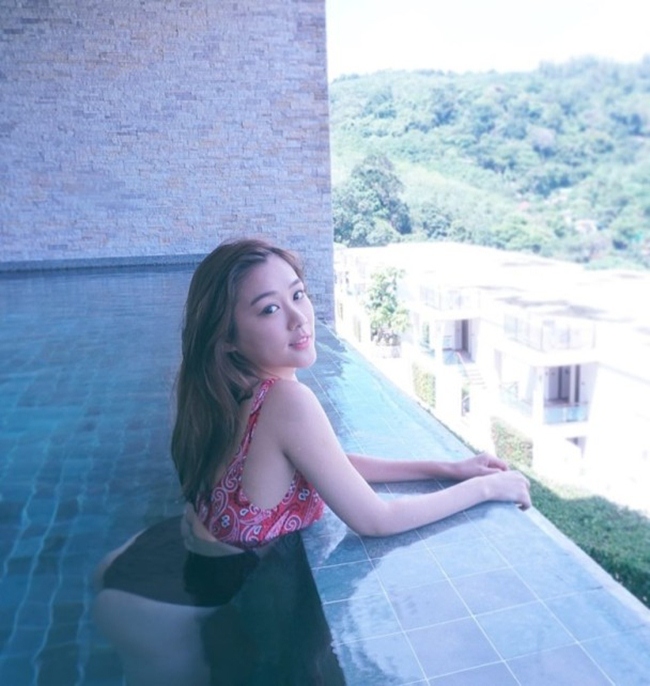 Nữ MC chuyên mặc bikini dẫn sóng gây sốt xứ Cảng thơm-12