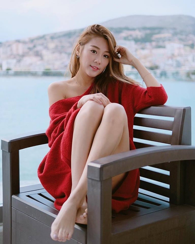 Nữ MC chuyên mặc bikini dẫn sóng gây sốt xứ Cảng thơm-17