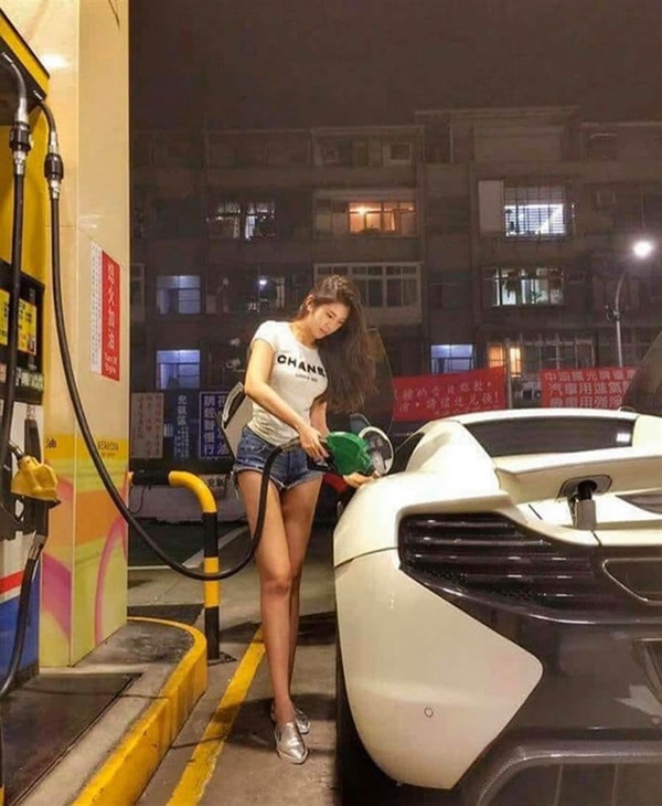 Chỉ đi đổ xăng, gái xinh lập tức gây bão mạng vì đôi chân dài miên man và siêu xe chục tỷ kế bên-1