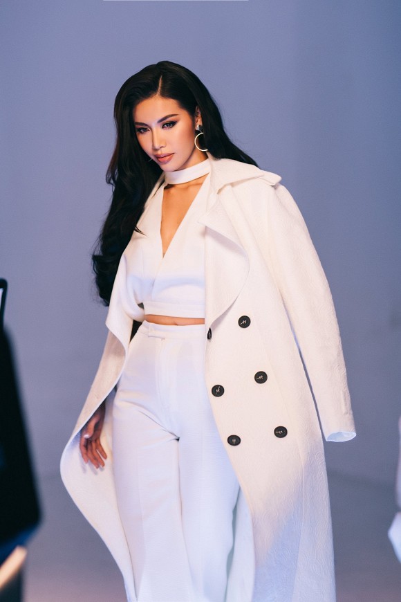 Minh Tú up ảnh sương sương trong hậu trường nhận cơn mưa lời khen vì quá đẹp-17