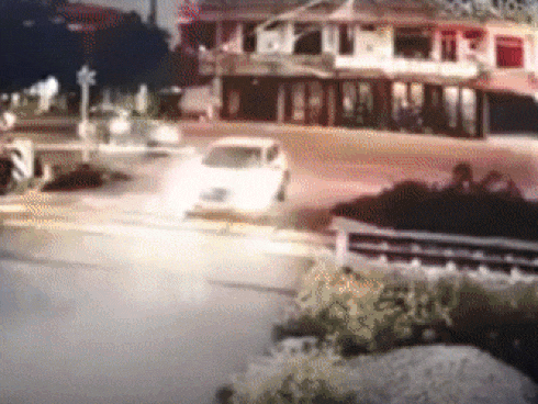 Khoảnh khắc tàu hỏa húc bay ôtô chở Phó bí thư Huyện ủy ở Thanh Hoá