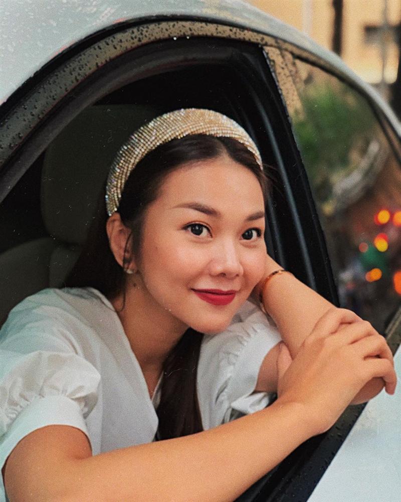 Thanh Hằng lúc nào cũng nổi-bần-bật theo đúng nghĩa đen, một phần là bởi cô rất chăm diện item hack tuổi” tài tình này-5