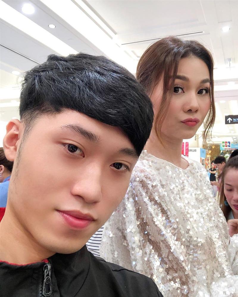 Thanh Hằng lúc nào cũng nổi-bần-bật theo đúng nghĩa đen, một phần là bởi cô rất chăm diện item hack tuổi” tài tình này-6