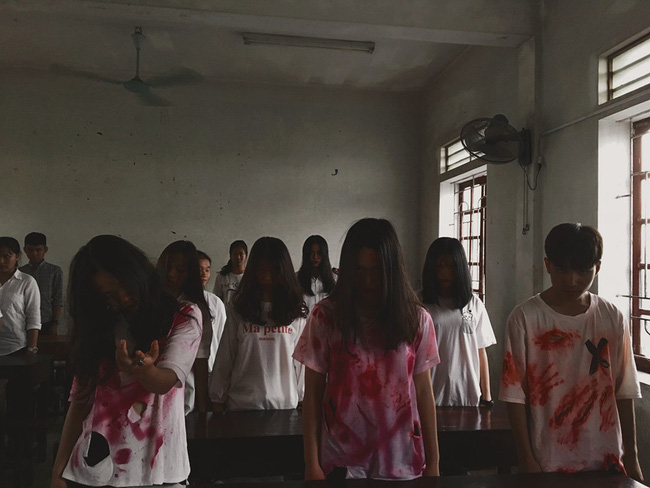 Nam sinh lầy lội dọa ma cô giáo hết hồn ngay cửa lớp, dân mạng ôm bụng cười không quên cảnh báo cái kết đang chờ phía trước-2