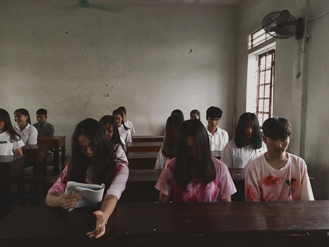 Nam sinh lầy lội dọa ma cô giáo hết hồn ngay cửa lớp, dân mạng ôm bụng cười không quên cảnh báo cái kết đang chờ phía trước-3