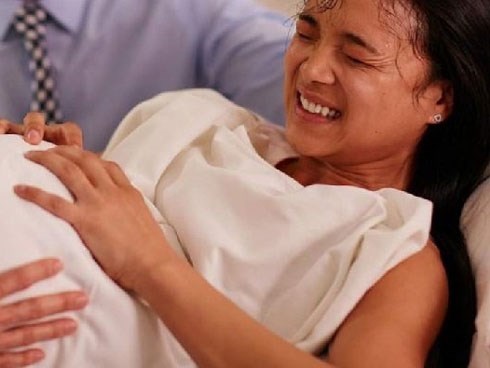 Lúc mình quằn quại trong phòng sinh, ở ngoài mẹ chồng tuyên bố một câu khiến mình chỉ muốn chạy ra ôm bà một cái thật chặt để cảm ơn