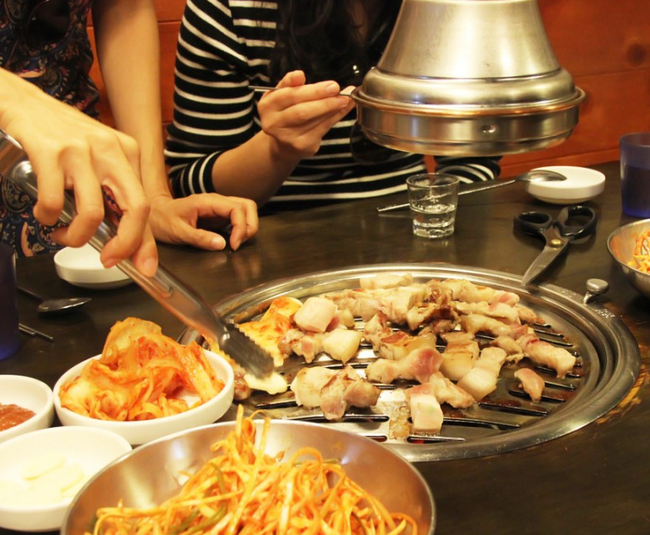 Cầm 500k mời cô gái quen qua mạng đi ăn, nào ngờ theo sau còn có nguyên phái đoàn chị em bạn dì” ăn chùa xả láng, khúc tính tiền thật sự mới gây cấn và gây tranh cãi-2