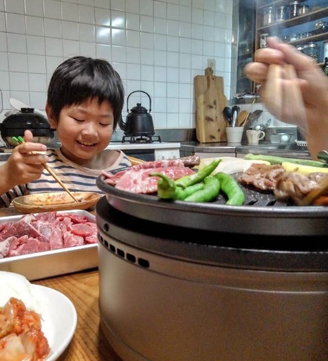 Là giám đốc nhưng ông bố 2 con sáng nào cũng dậy từ 5 giờ chuẩn bị cơm cho cả gia đình để dạy con bài học quý giá-15