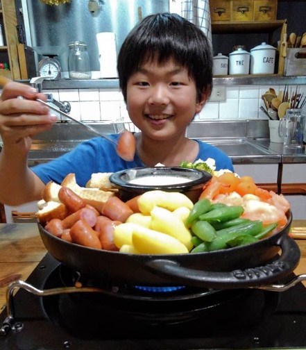 Là giám đốc nhưng ông bố 2 con sáng nào cũng dậy từ 5 giờ chuẩn bị cơm cho cả gia đình để dạy con bài học quý giá-16