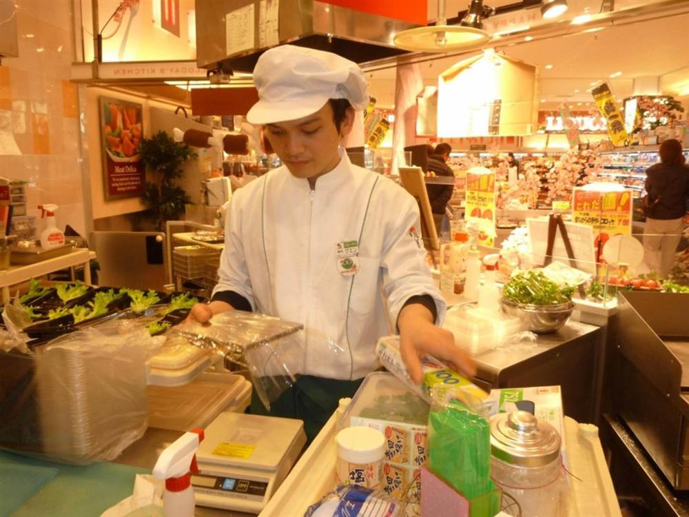 Du học sinh làm thêm, có tiền gửi về cho bố mẹ chỉ là ảo tưởng-1