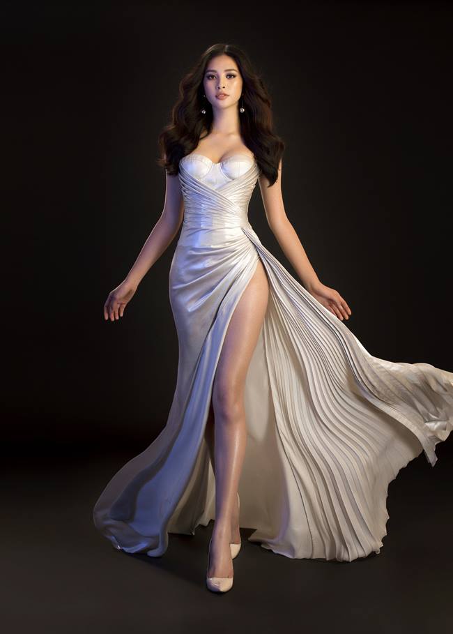 Tiểu Vy, Lý Nhã Kỳ, Ngân 98 gượng gạo, phát khổ vì phải dùng tay chắn váy xẻ cao-12