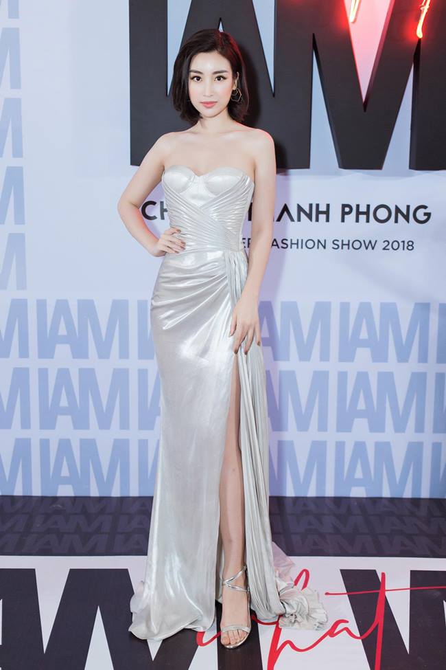 Tiểu Vy, Lý Nhã Kỳ, Ngân 98 gượng gạo, phát khổ vì phải dùng tay chắn váy xẻ cao-14