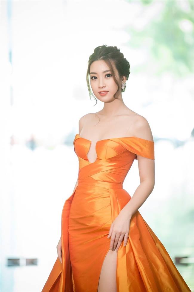 Tiểu Vy, Lý Nhã Kỳ, Ngân 98 gượng gạo, phát khổ vì phải dùng tay chắn váy xẻ cao-17