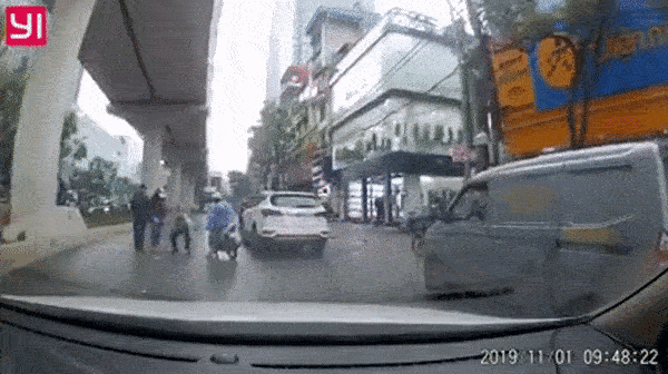 Clip: Cô gái đánh rơi tiền giữa đường mưa bị 2 tài xế xe ôm lao ra nhặt mất, khốn khổ xin lại vẫn không được trả-1