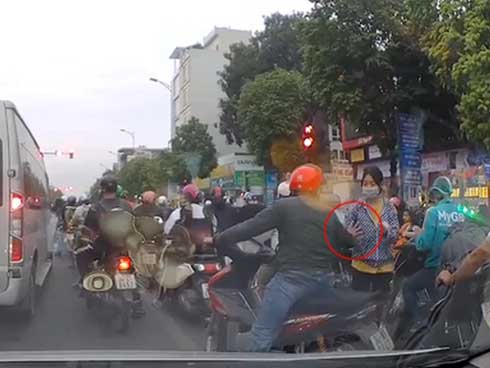 Phẫn nộ clip yêu râu xanh thò tay sàm sỡ cô gái phát tờ rơi ngay giữa đường phố Hà Nội-1