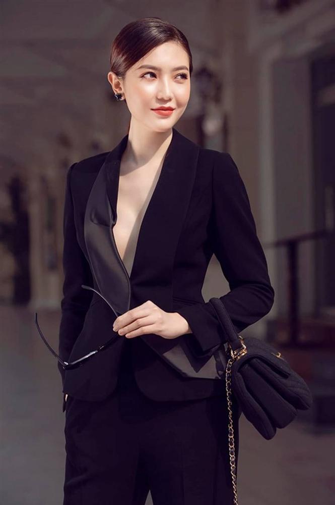 2 hoa hậu Việt lấy chồng tỷ phú hơn 18, 19 tuổi giờ ra sao?-15