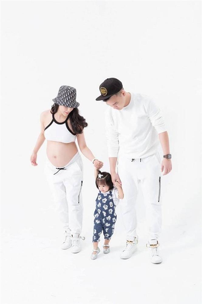 Mừng con gái 1 tuổi, Diệp Lâm Anh hiếm hoi tung bộ ảnh đủ mặt thành viên gia đình, toàn nhan sắc cực phẩm-1