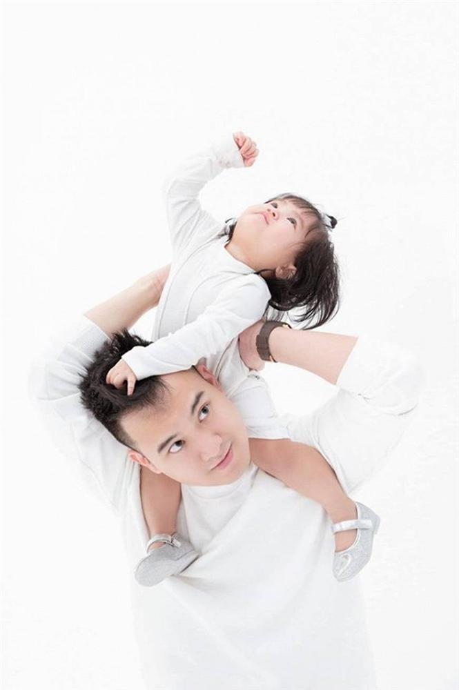 Mừng con gái 1 tuổi, Diệp Lâm Anh hiếm hoi tung bộ ảnh đủ mặt thành viên gia đình, toàn nhan sắc cực phẩm-3