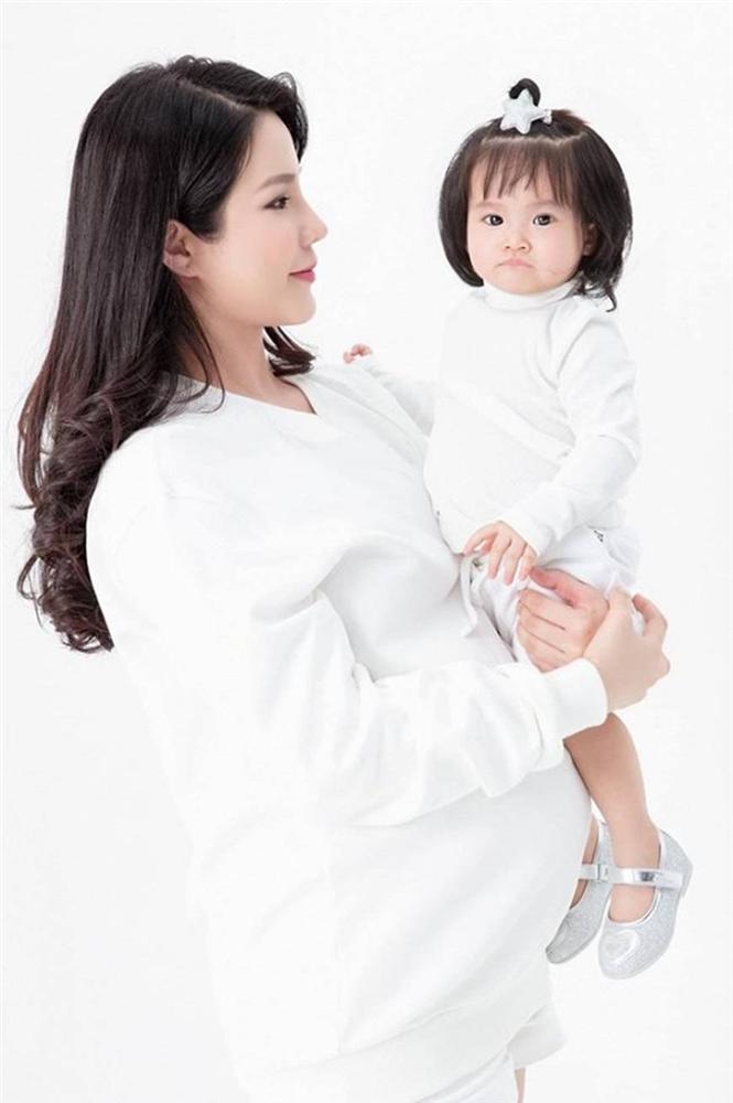 Mừng con gái 1 tuổi, Diệp Lâm Anh hiếm hoi tung bộ ảnh đủ mặt thành viên gia đình, toàn nhan sắc cực phẩm-5