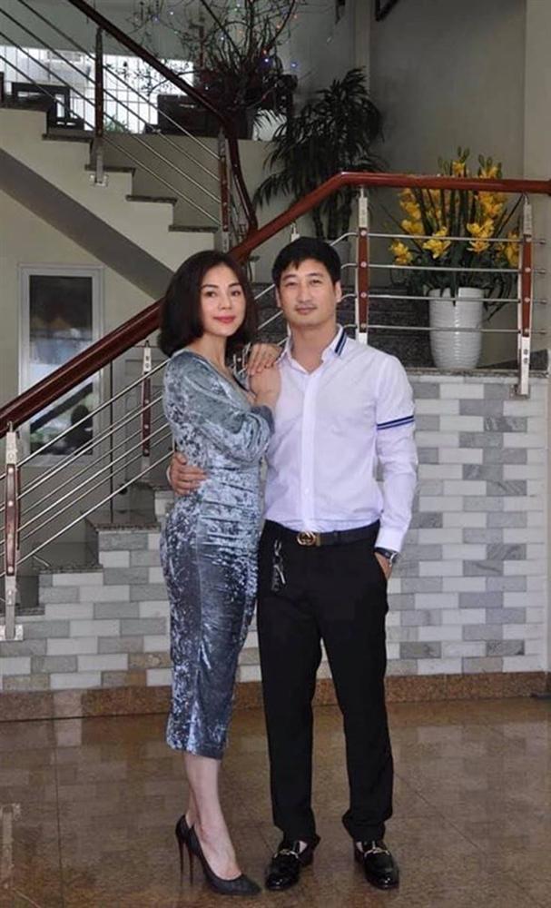 Khác hẳn Thái trong Hoa hồng trên ngực trái, ngoài đời Ngọc Quỳnh lại ngọt ngào với vợ thế này-3