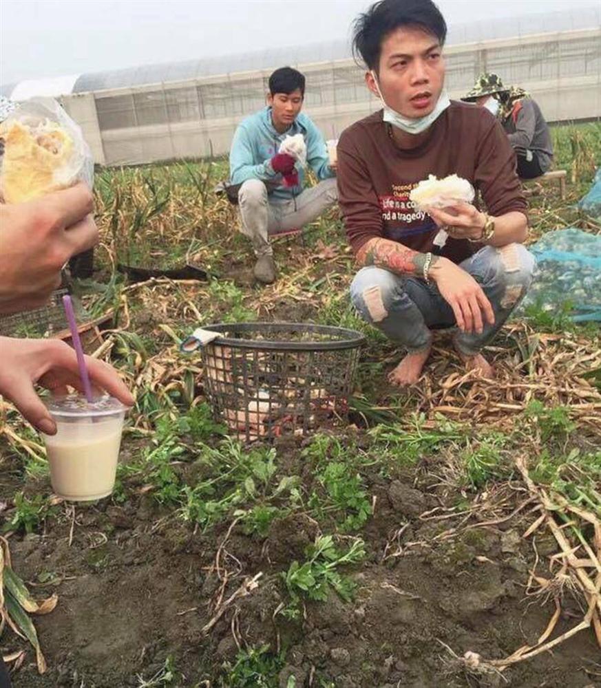 Đằng sau những căn nhà bạc tỷ ở làng xuất khẩu lao động Hà Tĩnh: Nước mắt, trốn chạy, và những phận người nằm lại nơi xứ xa-17