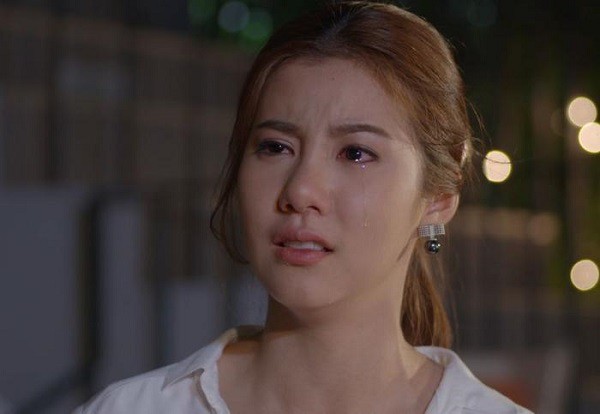 Vừa quẹt thẻ 6 triệu mua đồ cho chồng, vợ chết đứng khi thấy anh ta tay trong tay bên người quen, nhưng cách xử trí của cô mới bản lĩnh-2