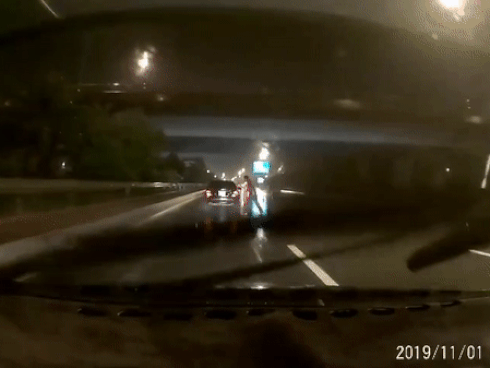 Cú trượt ngã của người đàn ông liên tiếp gây rắc rối, tài xế đăng clip chứng minh vô tội