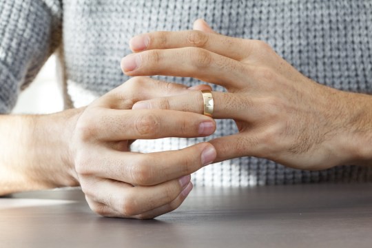 Vợ kiện chồng 13,5 tỷ đồng vì cưới 6 năm mới biết anh ta... đồng tính-1