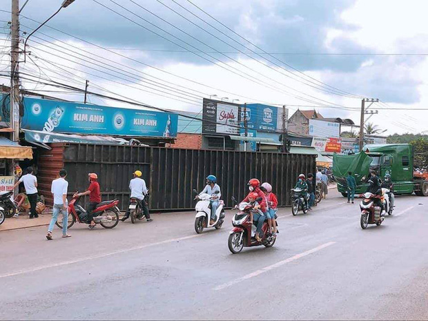 Kinh hoàng thùng container văng xuống đường làm 2 người thương vong, người thân khóc nghẹn tại hiện trường-1