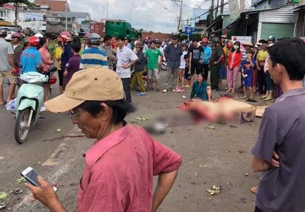 Kinh hoàng thùng container văng xuống đường làm 2 người thương vong, người thân khóc nghẹn tại hiện trường-2