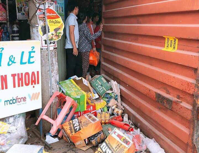 Kinh hoàng thùng container văng xuống đường làm 2 người thương vong, người thân khóc nghẹn tại hiện trường-4