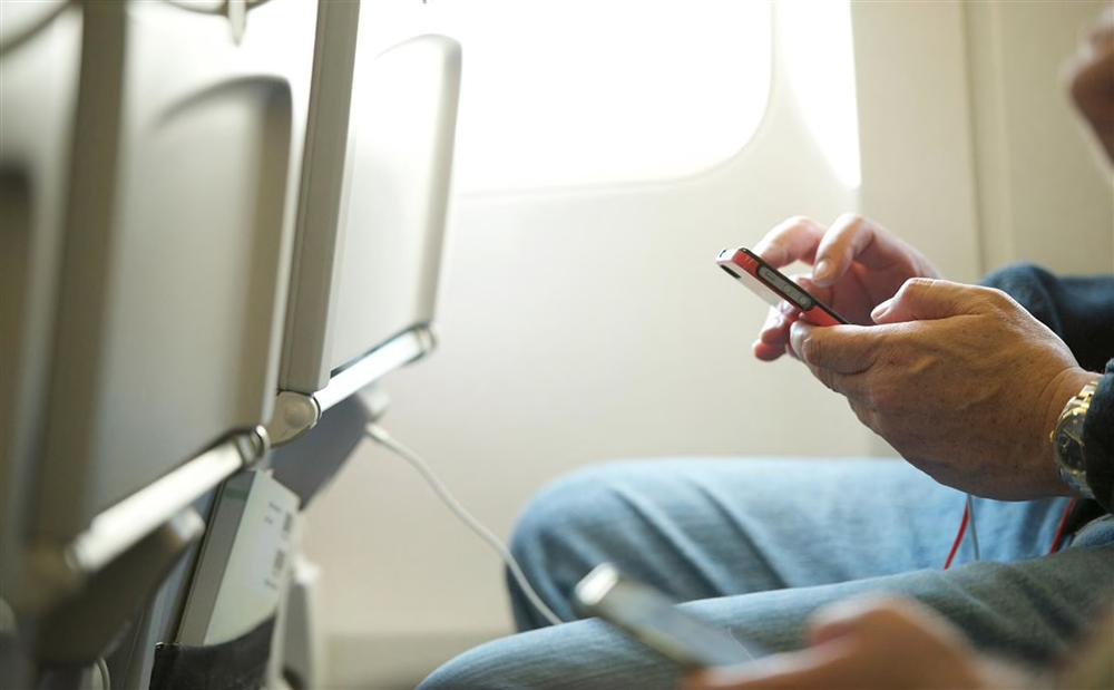 Điều gì sẽ xảy ra khi bạn không tắt các thiết bị điện tử trên máy bay?-1